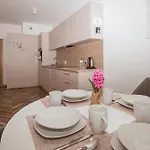 Old Town 5 Min Free Parking & Breakfast Balcony - Grey Harmony By Uniquerent Apartment *