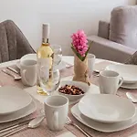 Apartment Old Town 5 Min Free Parking & Breakfast Balcony - Grey Harmony By Uniquerent